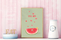 Aranżacja kuchni. Na półce w kuchni stoi plakat przedstawia kawałek arbuza  z małymi serduszkami nad nim oraz napisem You are