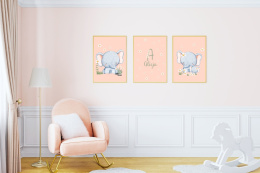 Aranżacja w pokoju dziecięcym. Na ścianie wiszą trzy plakaty ze słonikami i imieniem dziecka.
