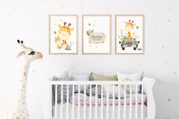 Aranżacja pokoju dzieciecego składajaca sie z trzech plakatów z serii żytrafa.