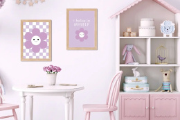 Aranżacja pokoju dzieciecego w kolorach fioletowych z dwoma plakatami z serii uśmiech stokrotki.