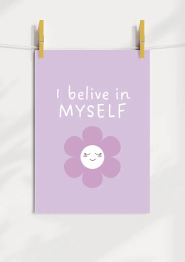 Plakat przedstawia fioletową uśmiechnietą stokrotkę z napisem I belive in myself.