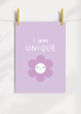 Plakat przedstawia fioletową uśmiechnietą stokrotkę z napisem I am unique.