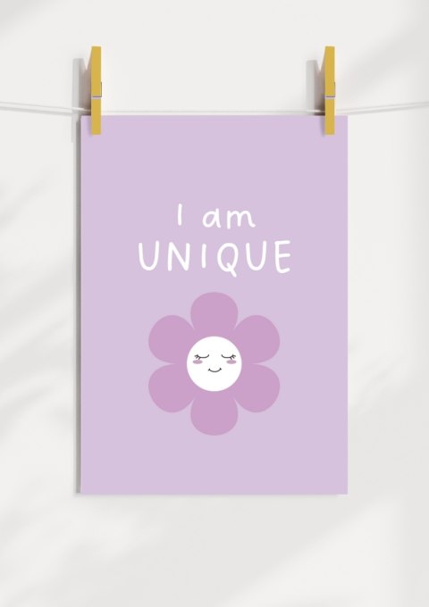 Plakat przedstawia fioletową uśmiechnietą stokrotkę z napisem I am unique.