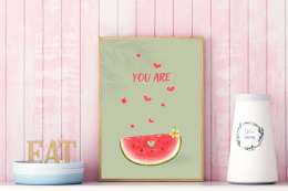 Aranżacja kuchni. Na półce w kuchni stoi plakat przedstawia ukrojonego arbuza z małymi serduszkami nad nim oraz napisem You are