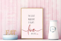 Aranżacja kuchni z plakatem przedstawiającym napis na różowym tle The secret ingredient is always love and coffee