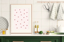 Aranzacja kuchni z plakatem przedstawiającym czerwone małe serduszka na różowym tle.