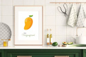 Aranżacja kuchni z plakatem przedstawiającym żółte mango z napisem Life is mangonificent