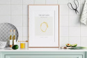 Aranżacja kuchni z plakatem przedstawiającym  zarys mango z napisem The Kitchen veggie lover.